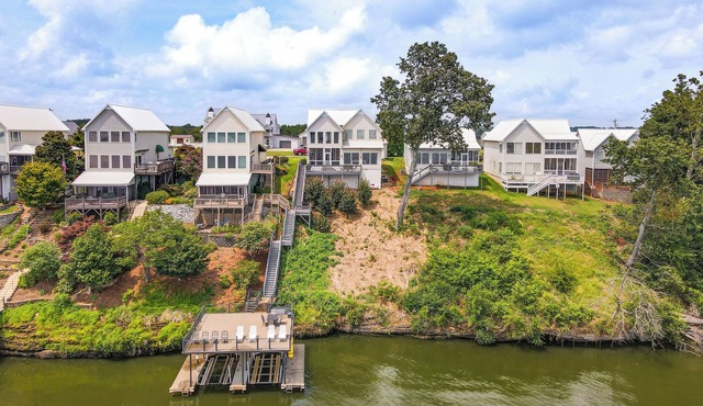 Waterfront Bliss: Wheeler Lake Retreat w/Dock!