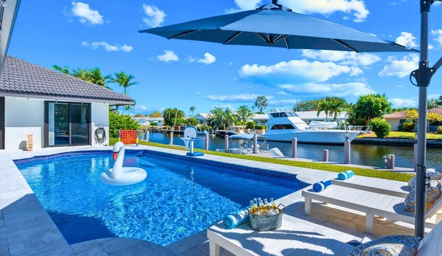 Waterfront | Boat Rental | Heated Pool | Games Room | Sleeps 8