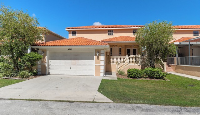 Waterfront! Boat dock available for rent, pet friendly, families welcome!