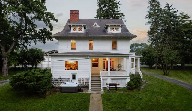 Waterfront, Boat, Hot Tub, Movie Theater Firepit