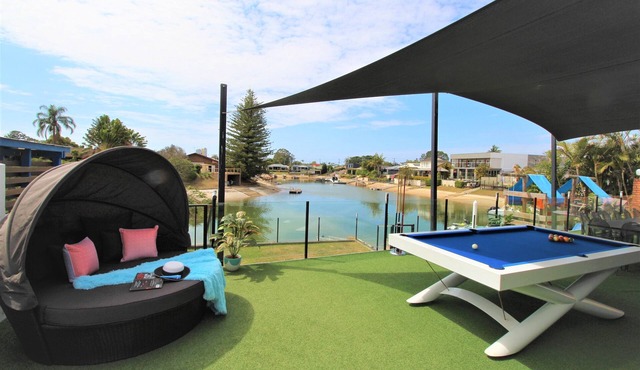 ^ Waterfront ^ Broadbeach Accommodation - PET FRIENDLY