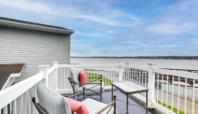 Waterfront Buckeye Lake House Deck and Views!
