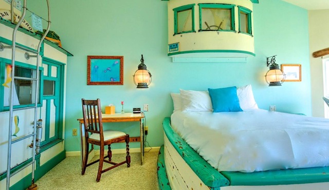 Waterfront Building - 6 guest rooms