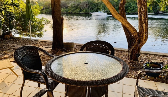 Waterfront Bungalow, walk to beach, boating and restaurants