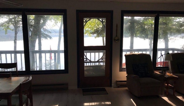 Waterfront Cottage on Halls Lake