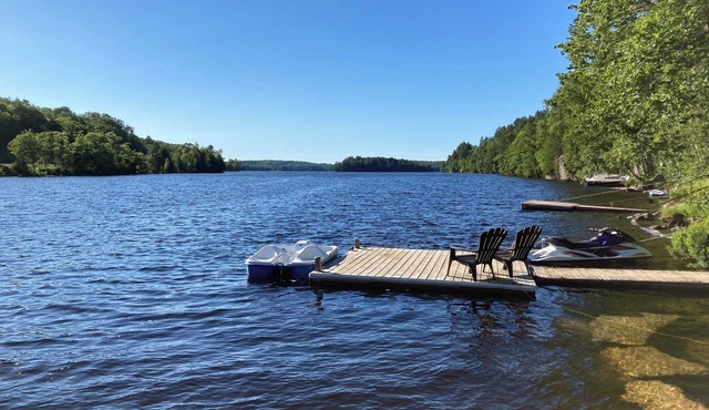 Waterfront New and Modern 3 bedroom cottage with WiFi and AC