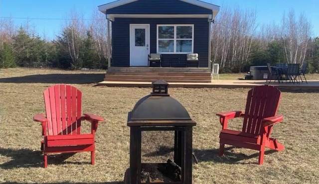 Waterfront tiny home with hot tub (Pet friendly, near beaches)