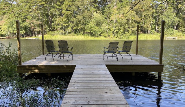 Waterfront Cabin on Holly Lake, sleeps 6, private boat dock with canoe