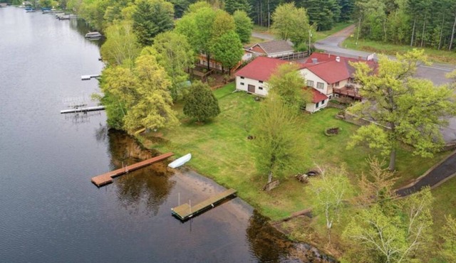 Waterfront Cabin, Hot tub, Sandy Shoreline, Siren, WI.