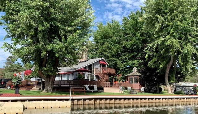 Waterfront Cabin Ideal for Groups and Amazing Living Spaces in Ontario