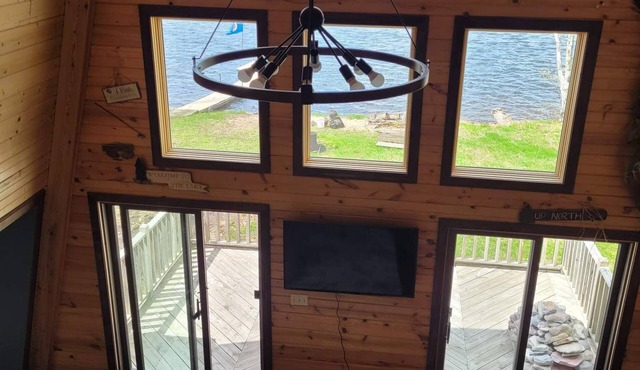 Waterfront Cabin on Beautiful Peavy Lake! Sandy Beach with Crystal Clear Waters!
