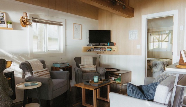 Waterfront Cabin on Boat Lake! 2bed, 1bath, Pet Friendly. A serene getaway!