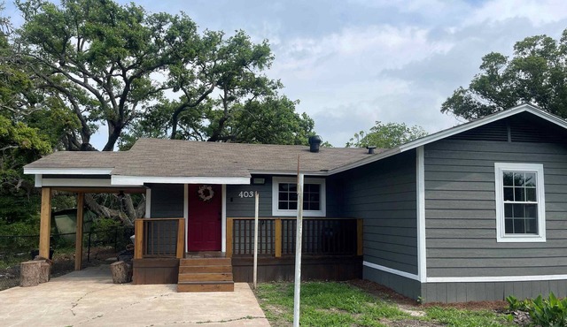 Waterfront cabin on Chocolate Bayou. Bring your boat. Fishing friendly.