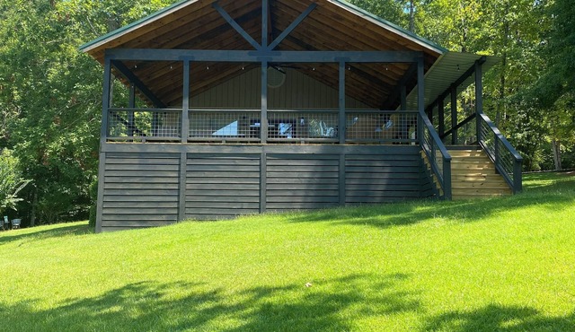 Waterfront cabin on Lake Martin near restaurants, golf and, AU football