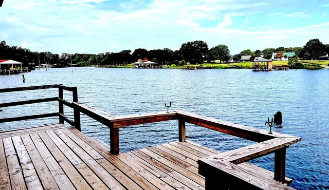 Waterfront Cabin on Lake Fork~private ramp, open-air dock & lift. Pet friendly!