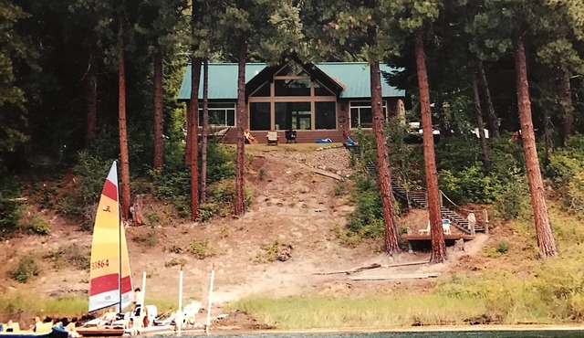 Waterfront Cabin on the beautiful Pend Oreille River.