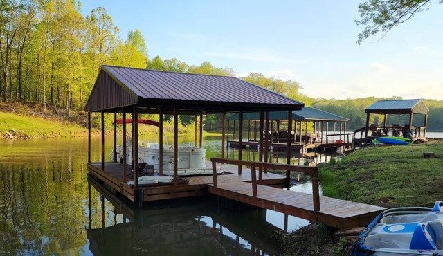 Waterfront cabin on the beautiful Lake of Egypt!