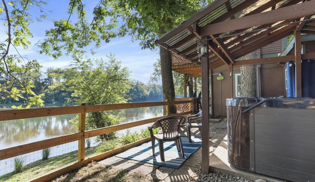 Waterfront Cabin overlooking the Potomac River W/Hot Tub, firepit, pavilion