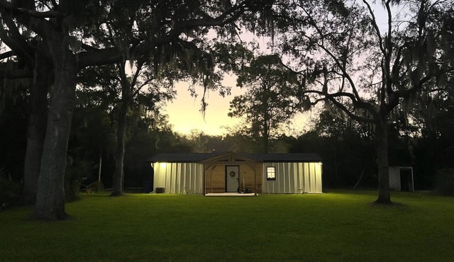 Waterfront cabin Retreat! Centrally Located