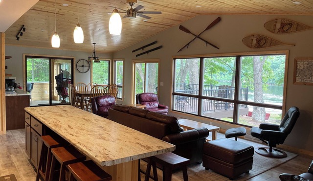 Waterfront cabin, sleeps 13, year round fishing on Chippewa Flowage in Hayward