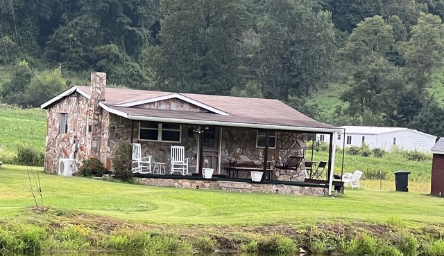 Waterfront cabin with mountain views; 26 minutes to downtown Asheville.