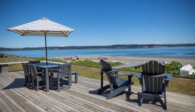 Waterfront cabin w/incredible views & beach access.