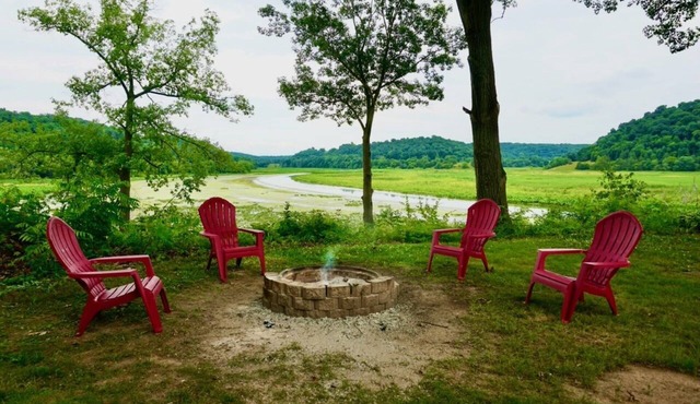 Waterfront cabin with amazing views- Short drive to Dubuque,IA