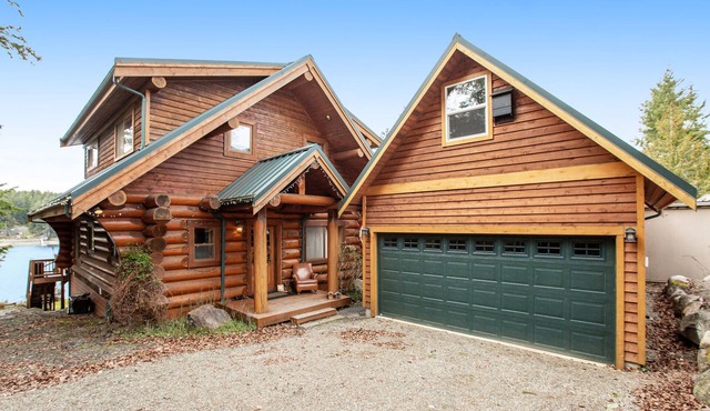 Waterfront cabin with bikes, expansive deck, grill, firepit, W/D, & theater room