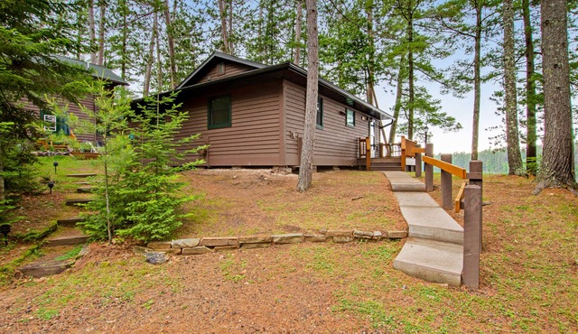 Waterfront cabin with Plum Lake views, private dock, beach access & kayaks