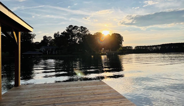 Waterfront Cabin with Firepit, Best Sunset views. 5 mins from DT Littleton