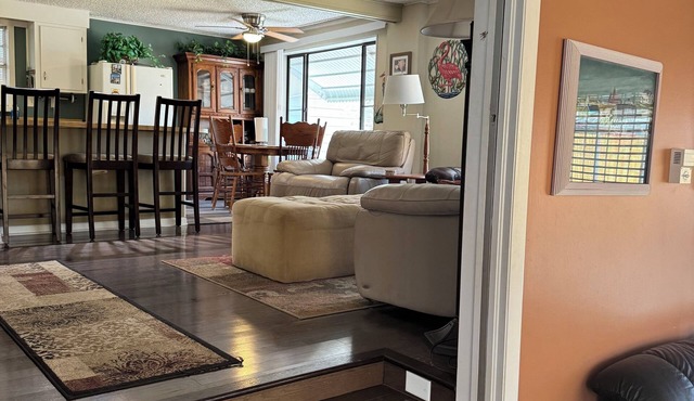 Waterfront Canal Cottage 2 bedroom /2 bath with 25 ft dock