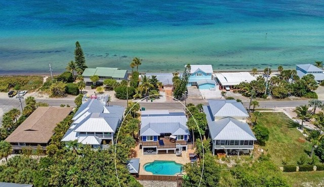 Waterfront -Canal, Tampa Bay, Large Heated Pool, Tiki Bar, Minutes to the Beach!