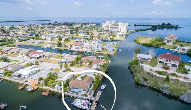 Waterfront-canal/w/Gulf view-pets welcome-private dock for a fee.