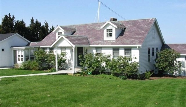 Waterfront Cape, Beautiful Sunsets, Private Beach. The perfect winter rental.