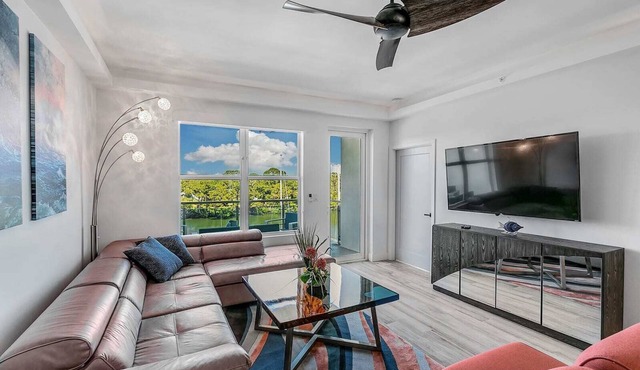 Waterfront Captain's Stateroom: Views, Pool & Hot Tub!