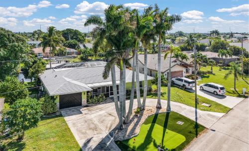 Waterfront Caribbean-Vibe Paradise with Heated Pool and Boat Dock