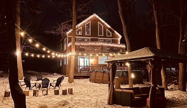 Waterfront Chalet W hot-tub & Pool by RedAwning