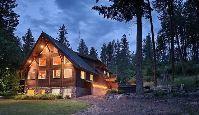 Waterfront Chalet sleeps 8, Hot Tub, fire pit, Rope Swing, private dock & more!