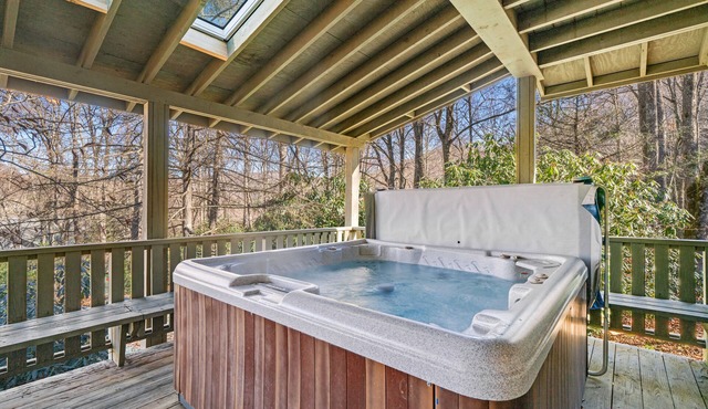 Waterfront Chalet w/2 Fireplaces, Private Hot Tub, washer/dryer, & Creek Access