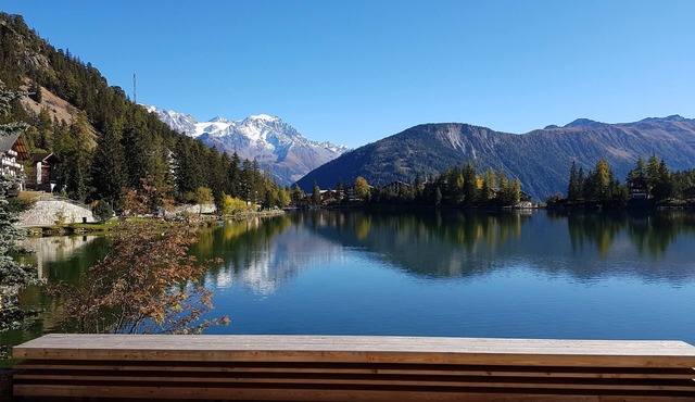 Waterfront chalet/villa with breathtaking views of the lake and mountains