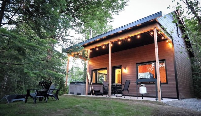 Waterfront Chalet with Spa | Le Geai Bleu