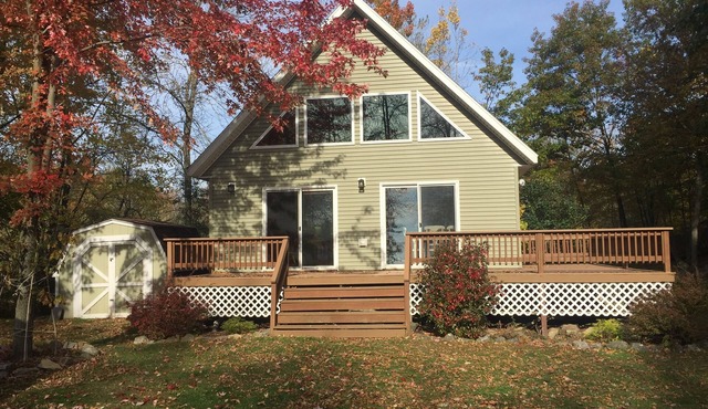 Waterfront Chalet with Gorgeous Large Yard