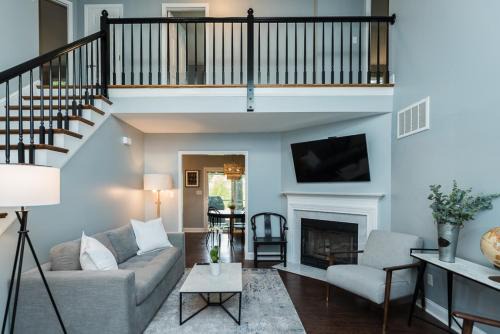 Waterfront Chapel Hill Retreat Near UNC, Sleeps 10