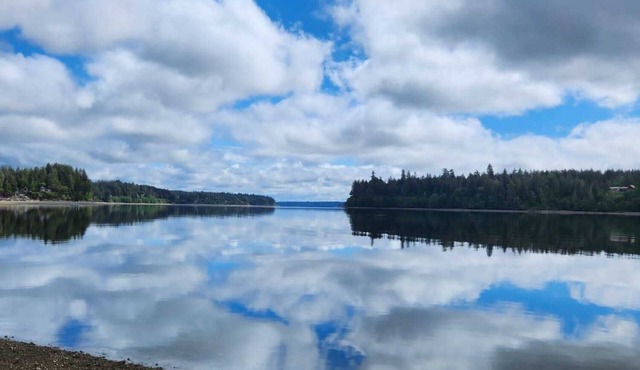 Waterfront charming 3-bedroom house with hot tub, sauna and bikes, sleeps 6