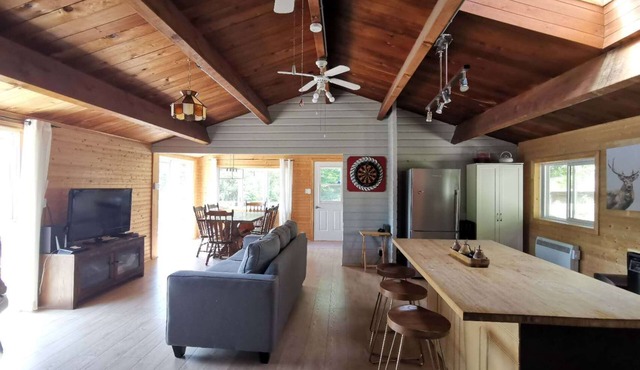 Waterfront charming 3-bedroom cottage at Lac Labelle with hot tub and WiFi