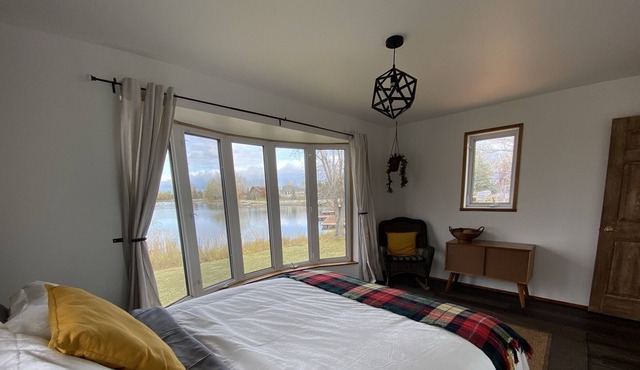 WATERFRONT Cheerful cottage with beautiful views
