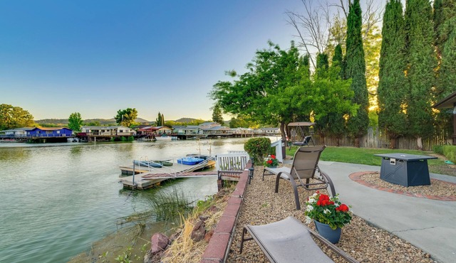 Waterfront Clearlake Retreat - Shared Sauna & Dock