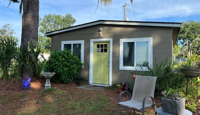 Waterfront coastal cottage charm in delightful Port Royal