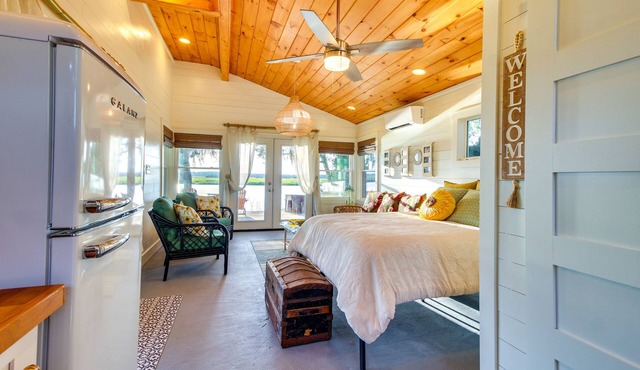 Waterfront Colonels Island Vacation Rental Studio!