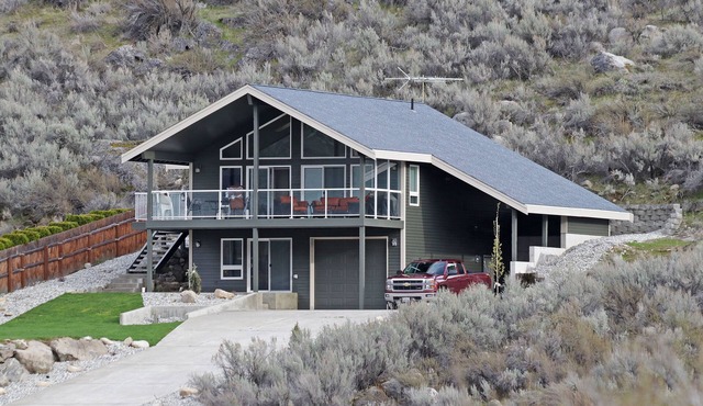 Waterfront Community w/Beach, Boating, Park, Pool, & Pickleball.